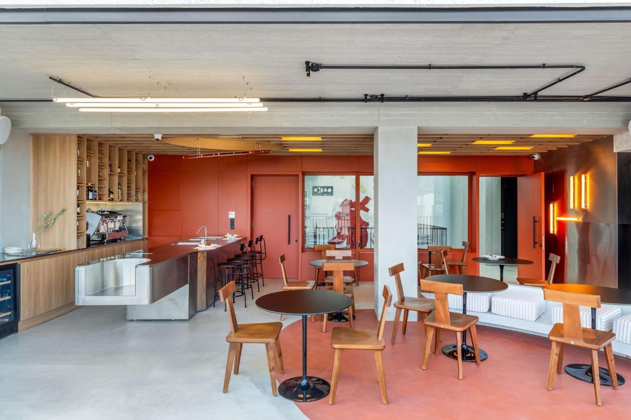 The Newel Psychiko Hotel Athene Buitenkant foto The kitchen and dining area