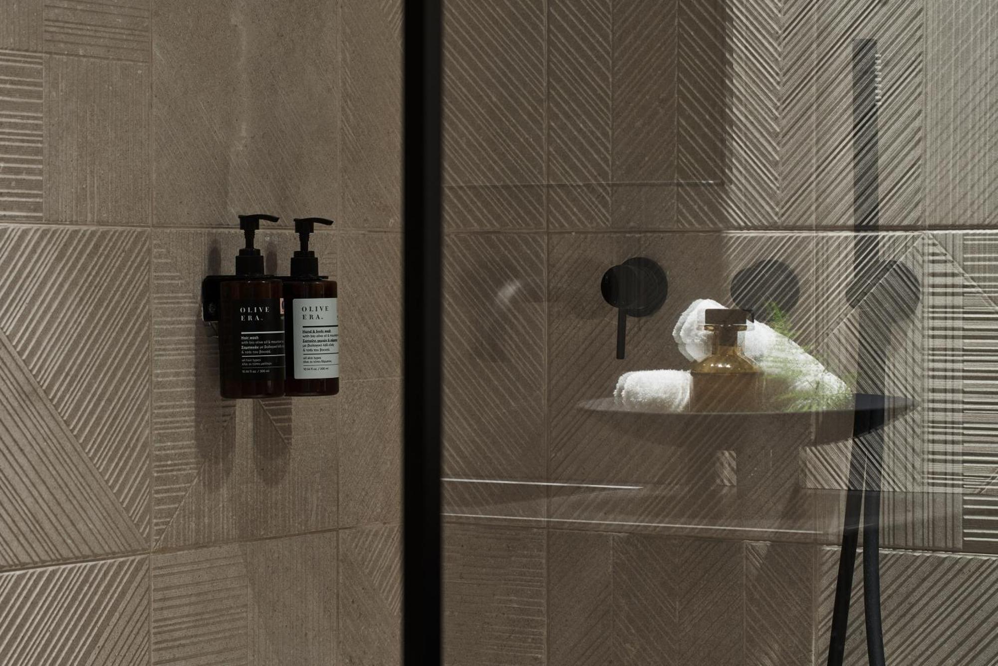 The Newel Psychiko Hotel Athene Buitenkant foto A shower with soap and shampoo dispensers